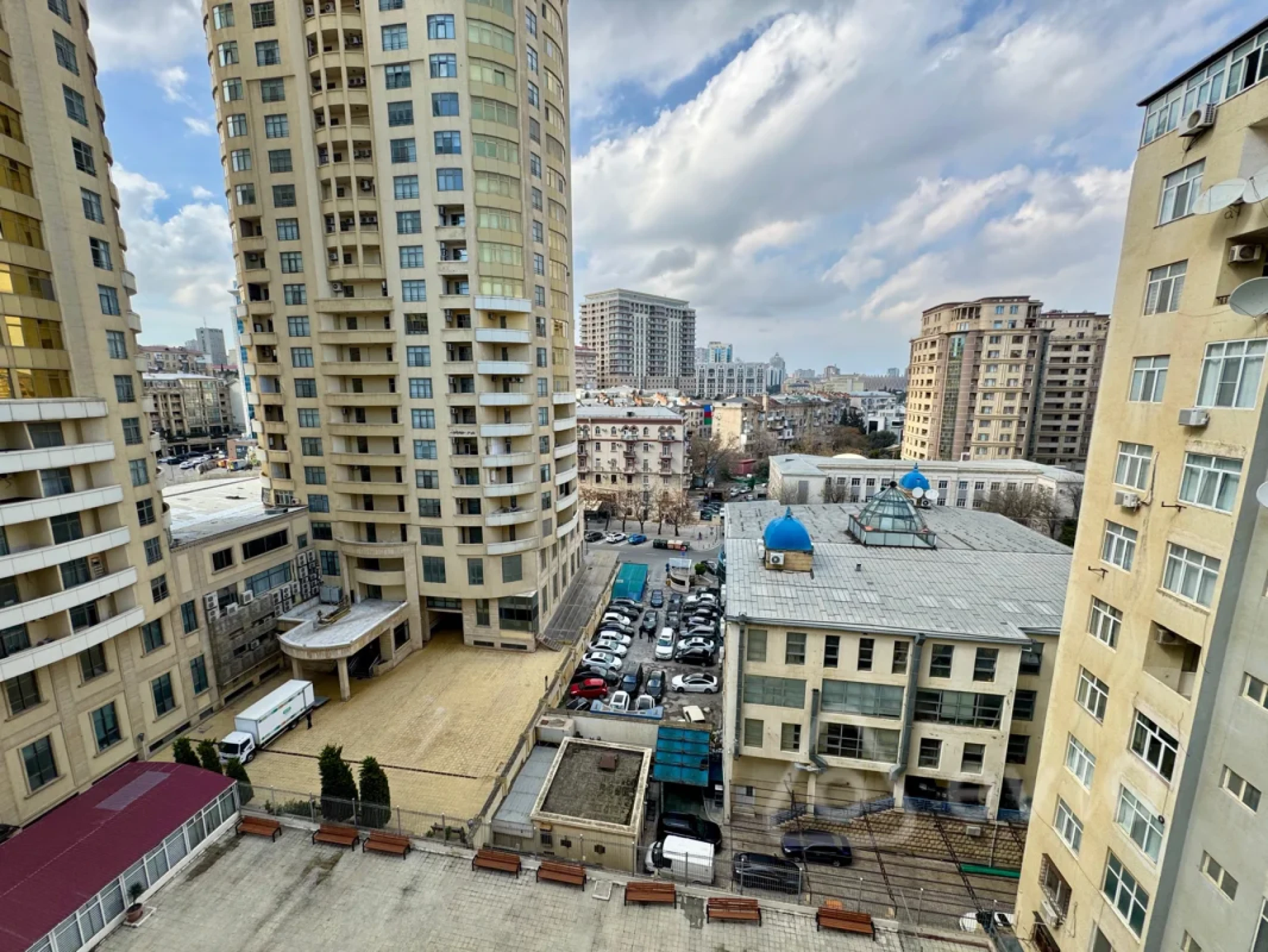 Kirayə verilir 4 otaqlı yeni tikili 200 m²