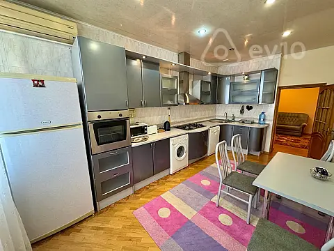 Kirayə verilir 4 otaqlı yeni tikili 200 m²