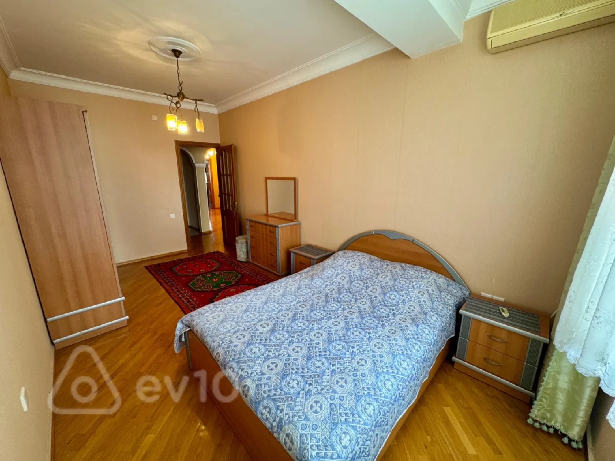 Kirayə verilir 4 otaqlı yeni tikili 200 m²