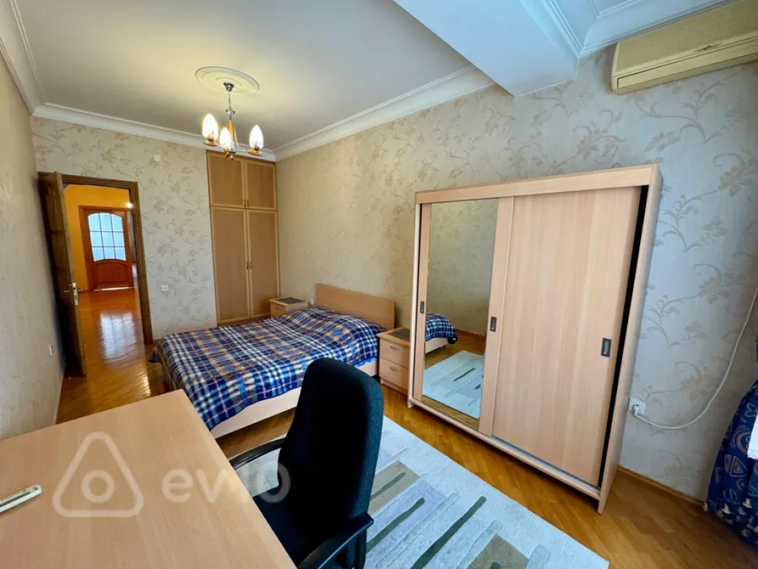 Kirayə verilir 4 otaqlı yeni tikili 200 m²