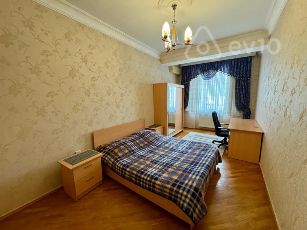 Kirayə verilir 4 otaqlı yeni tikili 200 m²