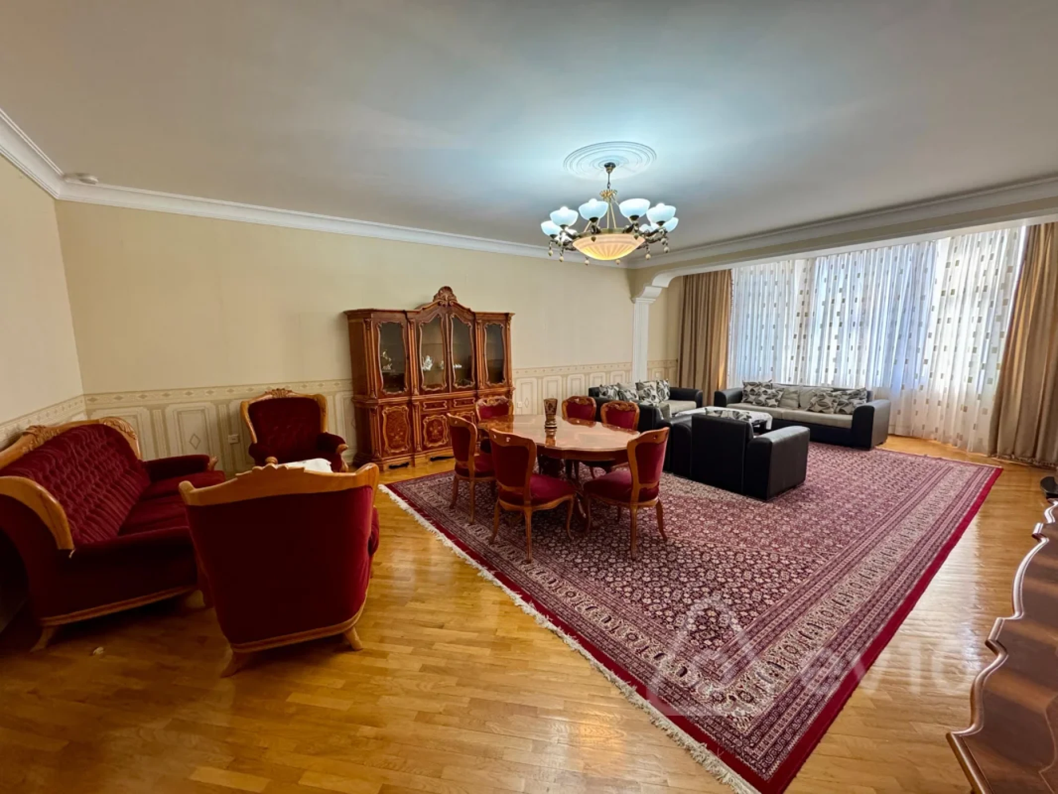 Kirayə verilir 4 otaqlı yeni tikili 200 m²