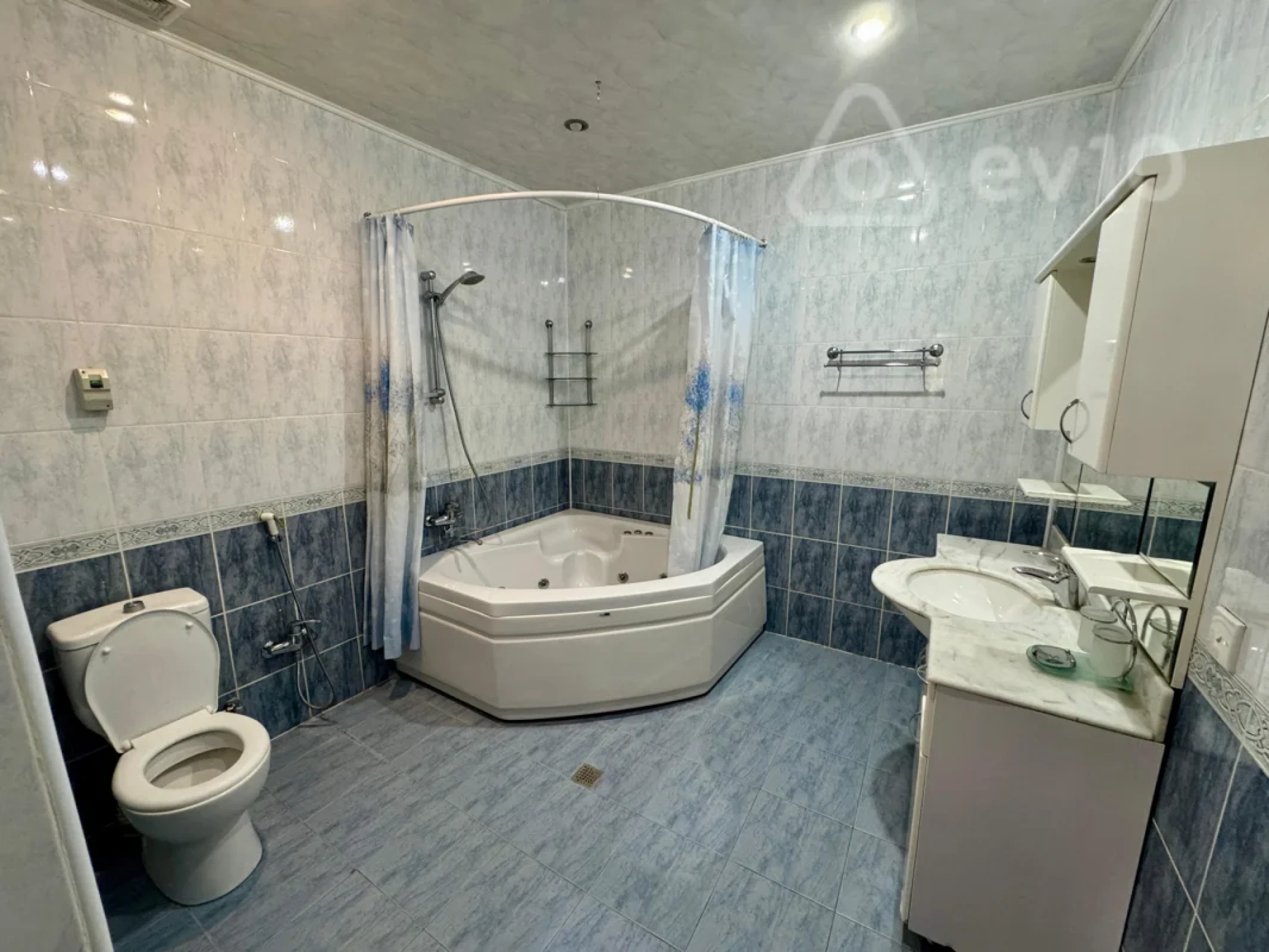 Kirayə verilir 4 otaqlı yeni tikili 200 m²