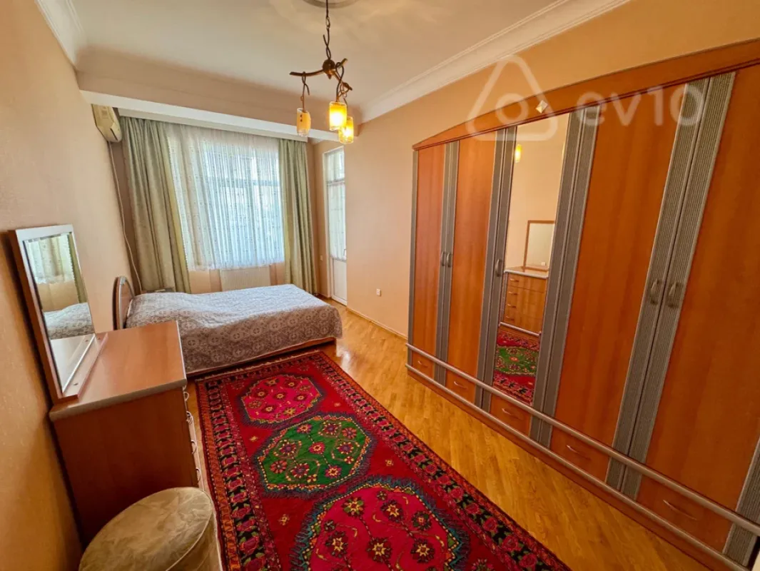 Kirayə verilir 4 otaqlı yeni tikili 200 m²