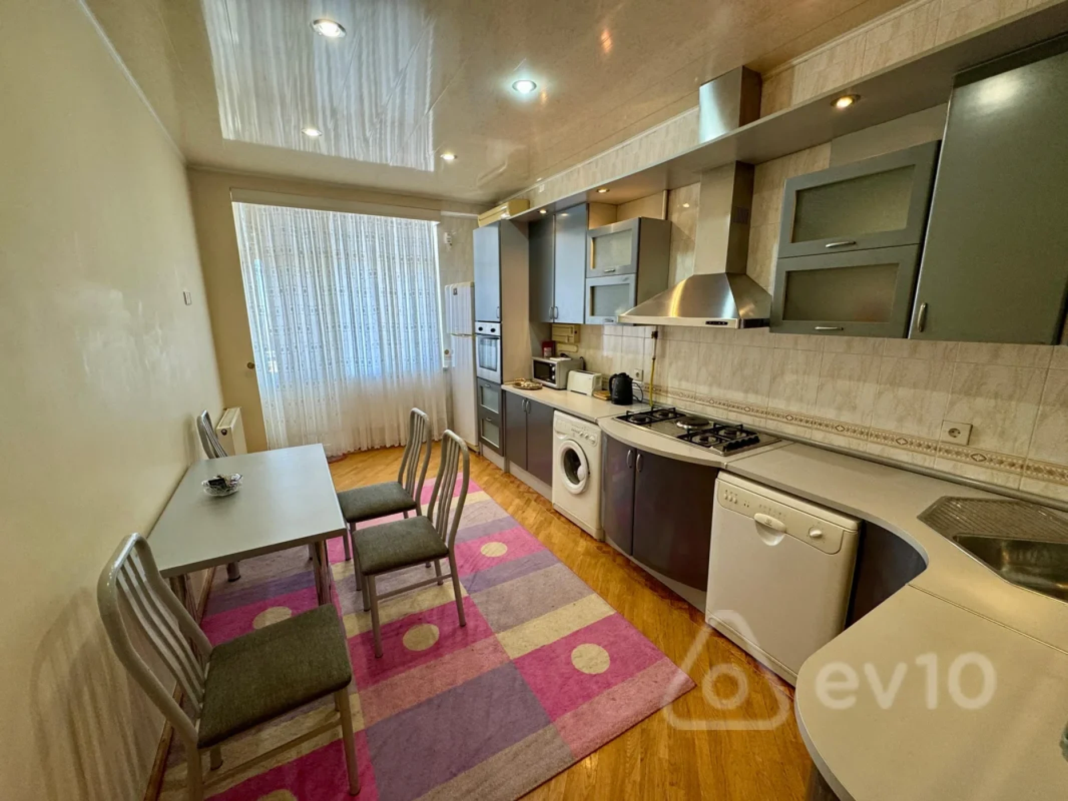 Kirayə verilir 4 otaqlı yeni tikili 200 m²