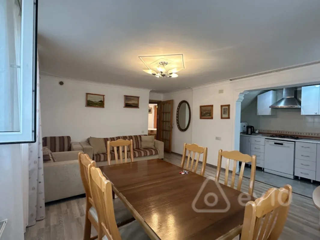 Kirayə verilir 3 otaqlı köhnə tikili 150 m²