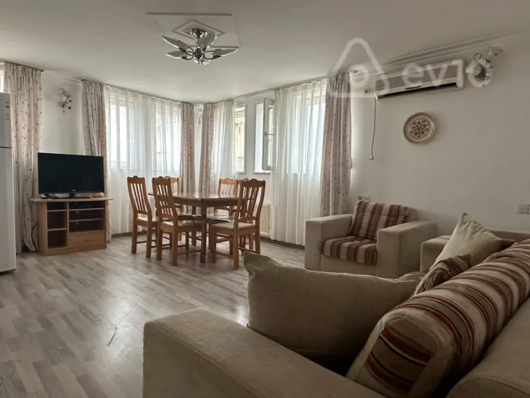 Kirayə verilir 3 otaqlı köhnə tikili 150 m²