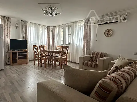 Kirayə verilir 3 otaqlı köhnə tikili 150 m²