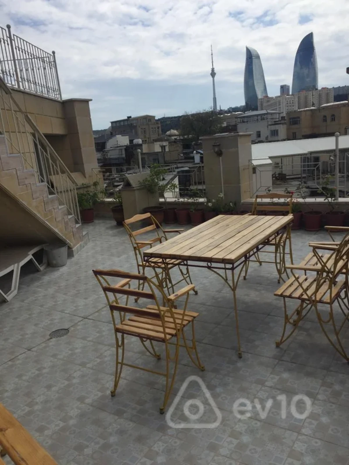 Kirayə verilir 3 otaqlı köhnə tikili 150 m²