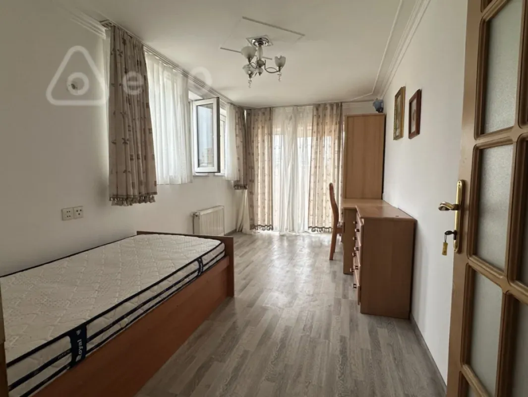 Kirayə verilir 3 otaqlı köhnə tikili 150 m²