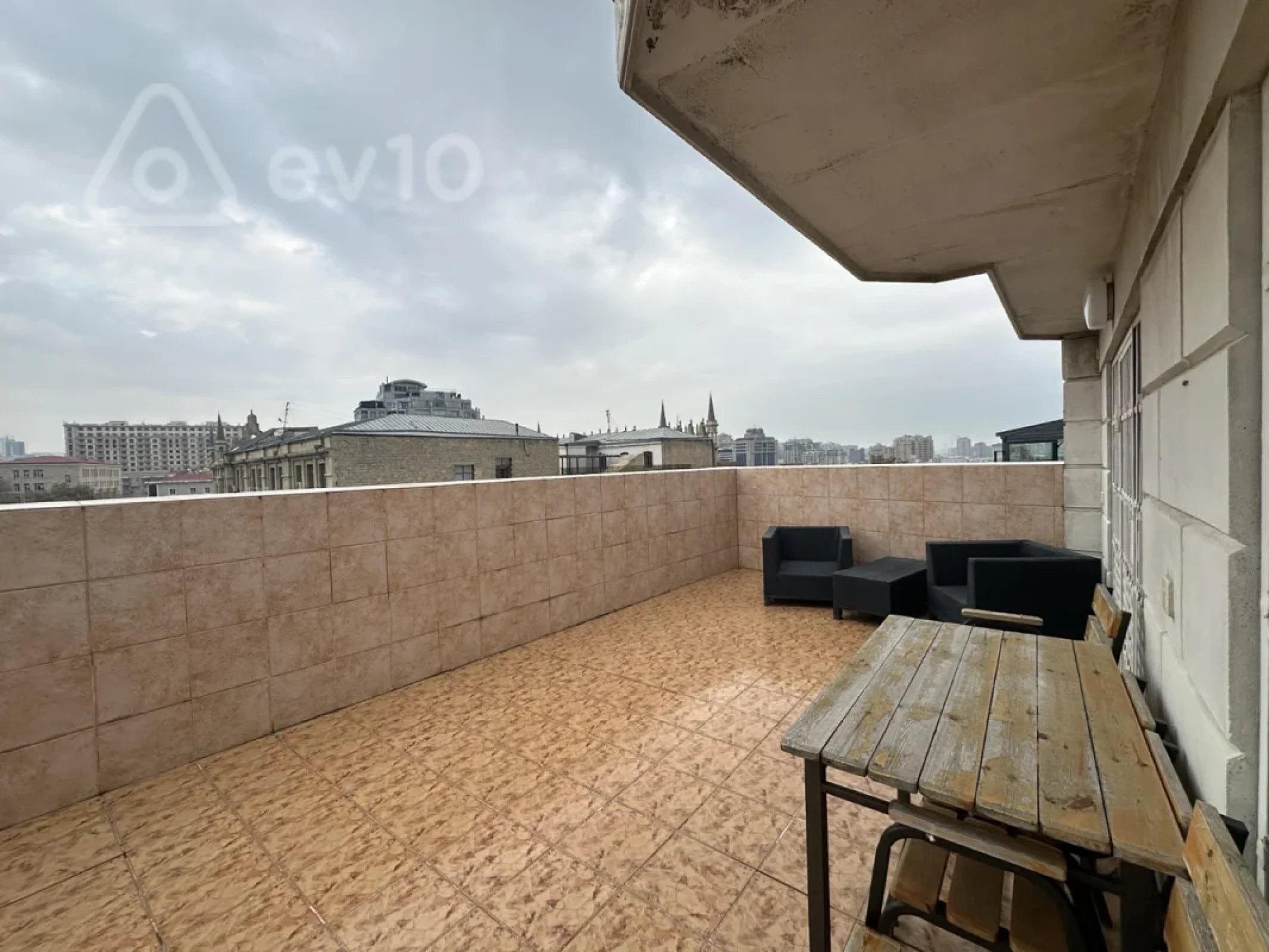 Kirayə verilir 3 otaqlı köhnə tikili 150 m²