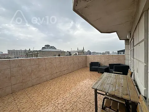 Kirayə verilir 3 otaqlı köhnə tikili 150 m²