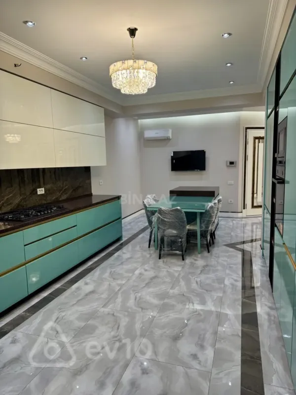 Kirayə verilir 4 otaqlı yeni tikili 225 m²