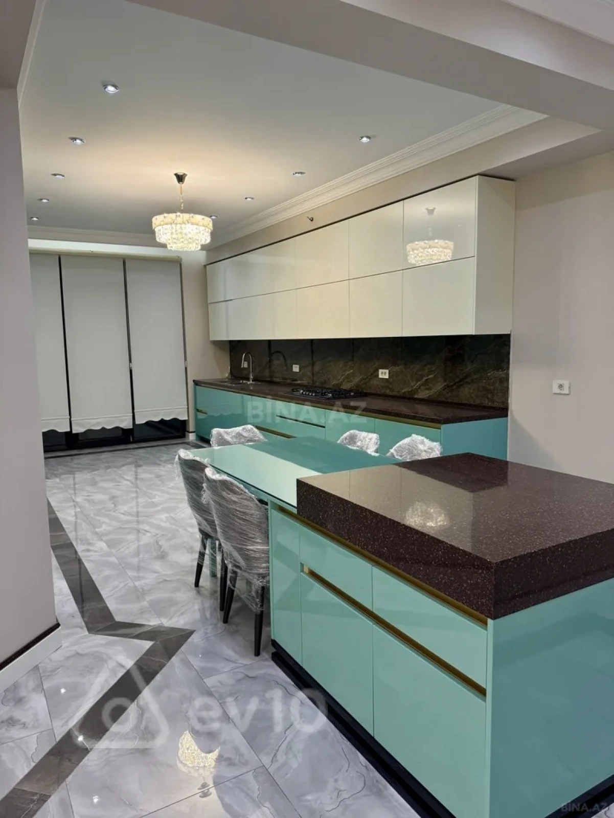 Kirayə verilir 4 otaqlı yeni tikili 225 m²