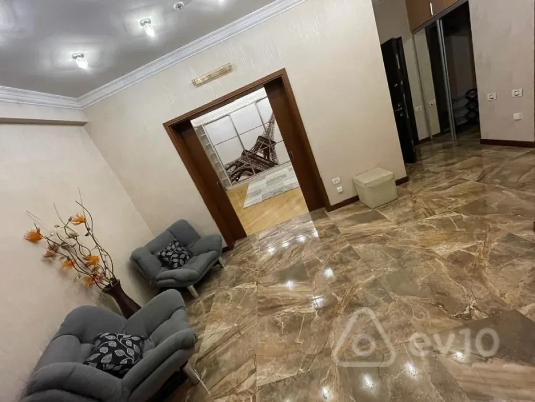 Kirayə verilir 5 otaqlı yeni tikili 270 m²