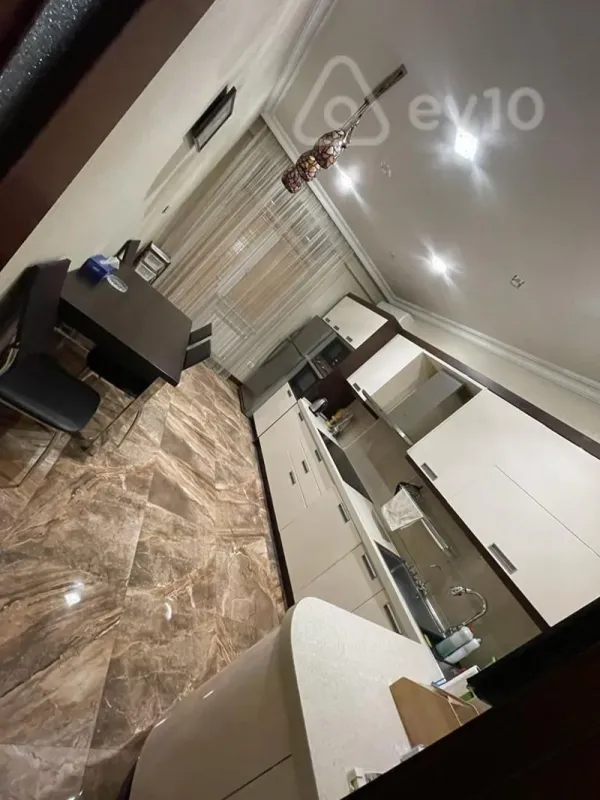 Kirayə verilir 5 otaqlı yeni tikili 270 m²