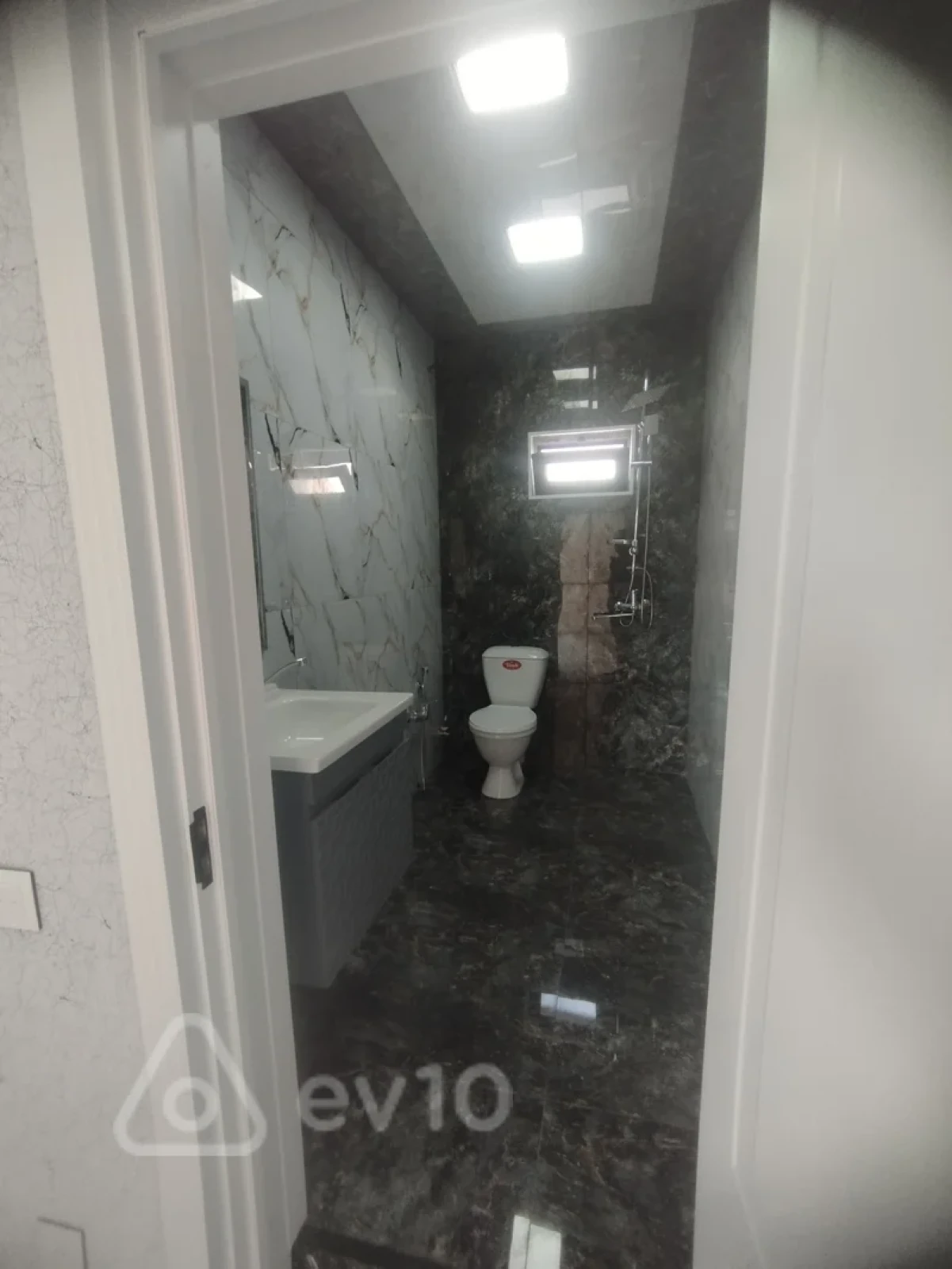 Satılır 4 otaqlı həyət evi 155 m²