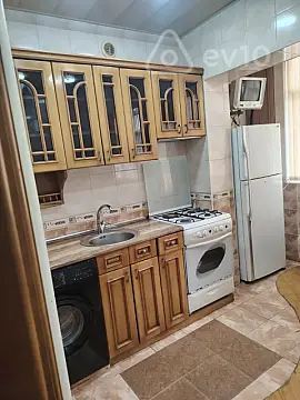 Kirayə verilir 4 otaqlı köhnə tikili 98 m²