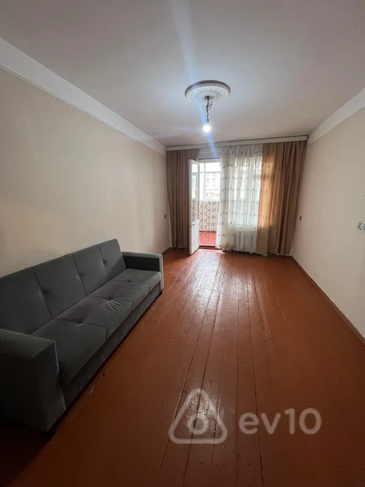 Satılır 3 otaqlı köhnə tikili 55 m²