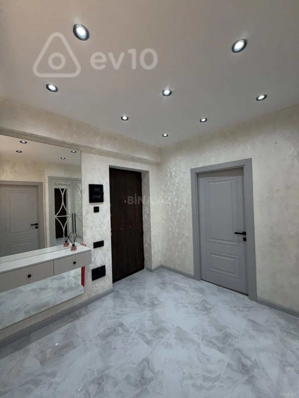 Kirayə verilir 4 otaqlı yeni tikili 220 m²
