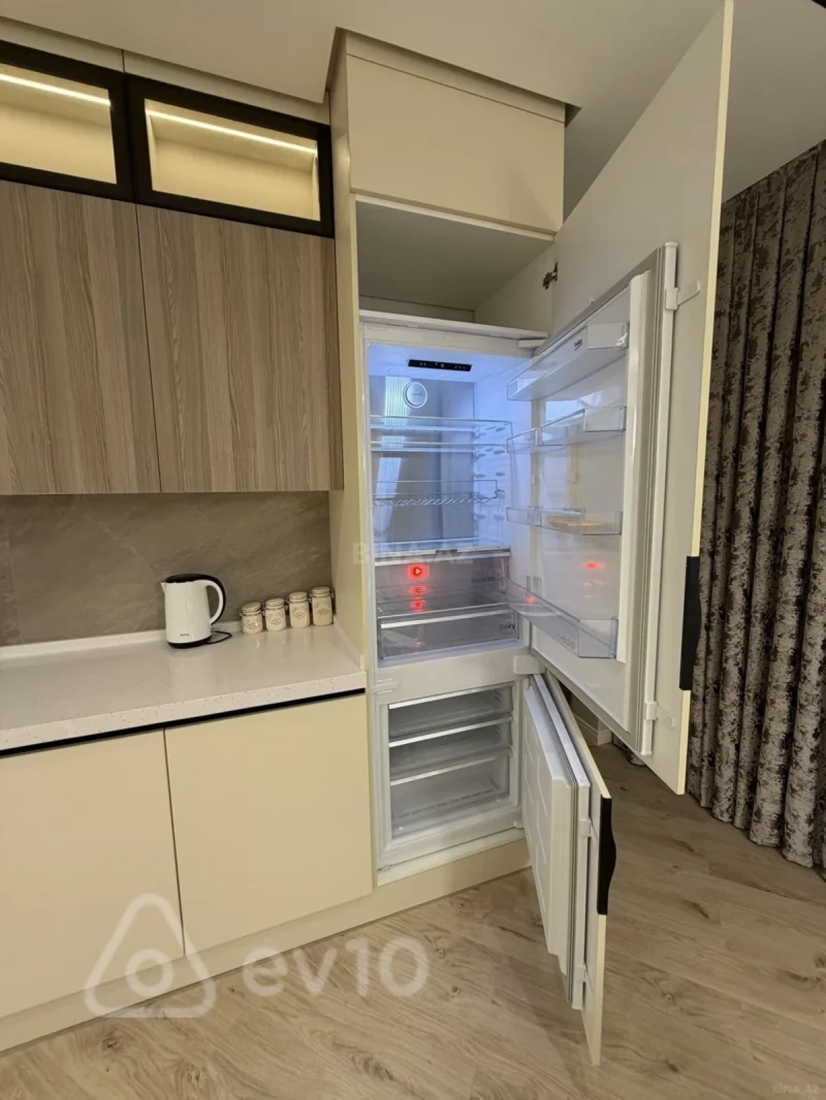 Kirayə verilir 4 otaqlı yeni tikili 220 m²