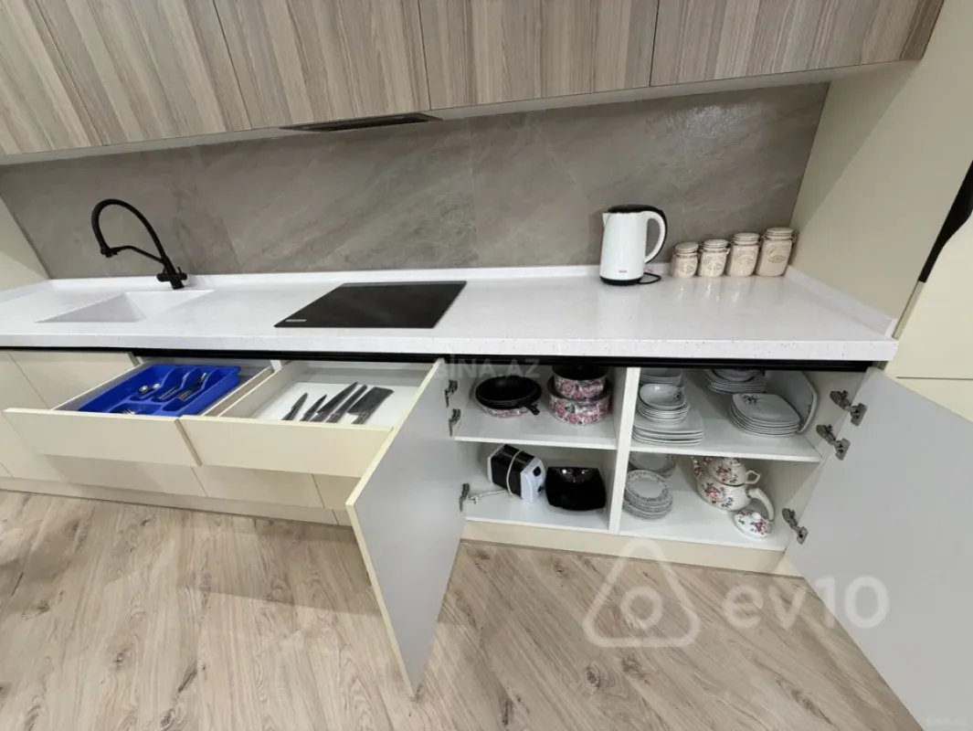 Kirayə verilir 4 otaqlı yeni tikili 220 m²