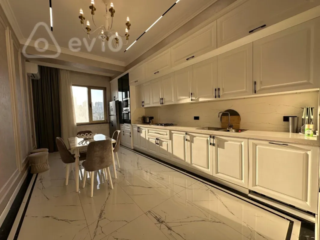 Kirayə verilir 3 otaqlı yeni tikili 170 m²