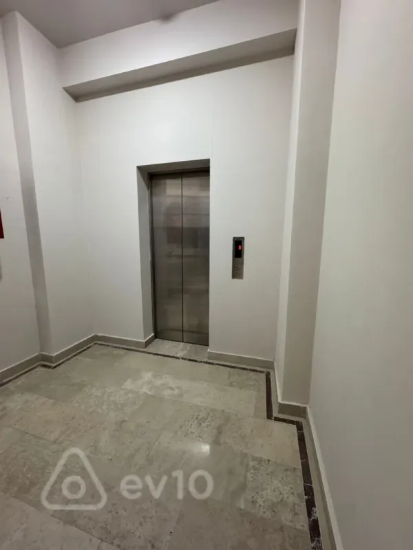 Kirayə verilir 3 otaqlı yeni tikili 160 m²