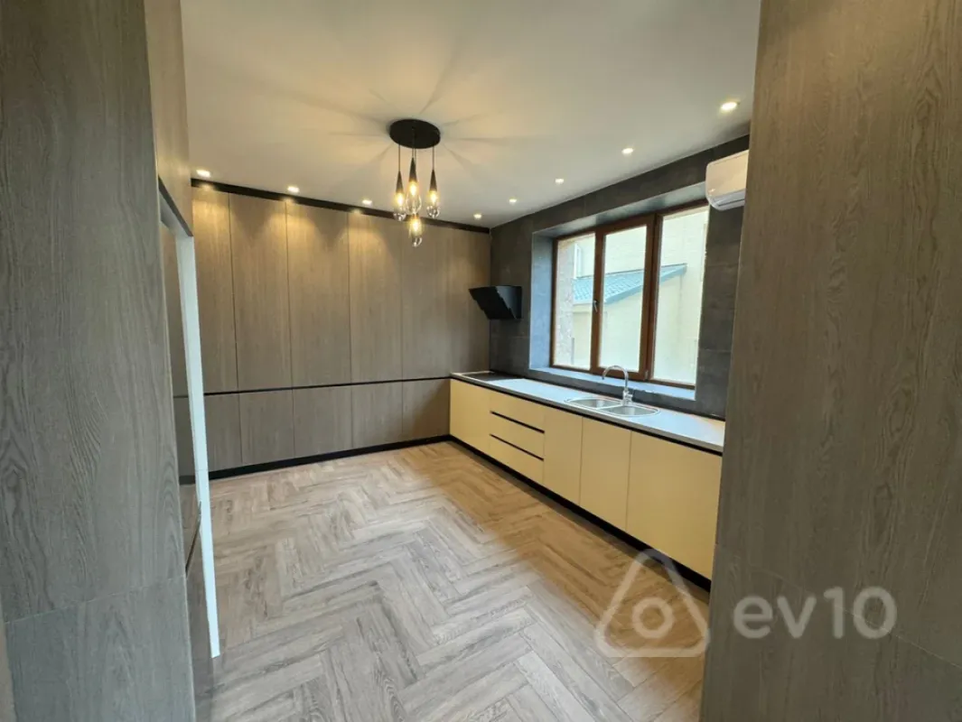Kirayə verilir 3 otaqlı yeni tikili 160 m²