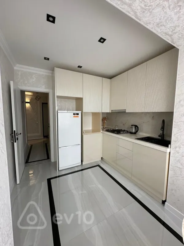 Kirayə verilir 3 otaqlı köhnə tikili 100 m²