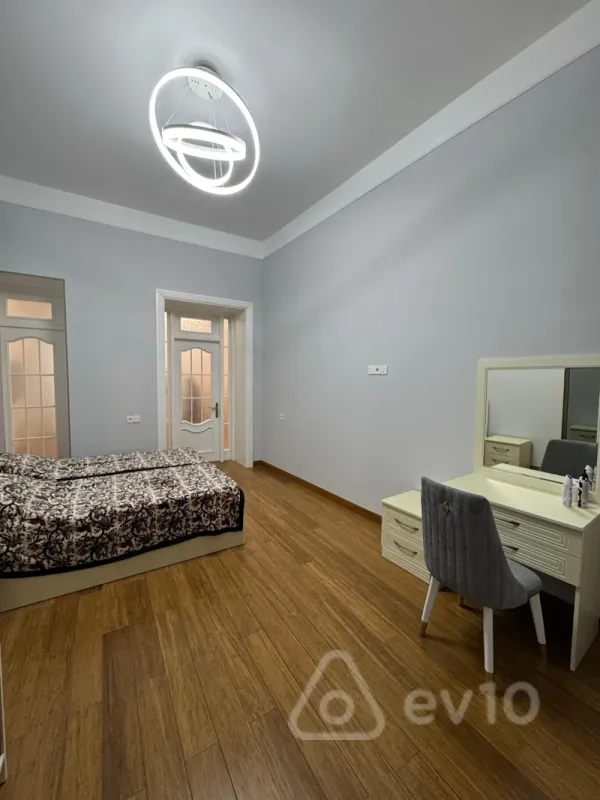 Kirayə verilir 2 otaqlı köhnə tikili 85 m²