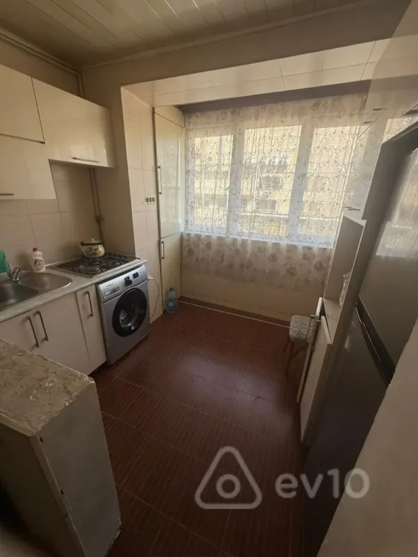 Kirayə verilir 2 otaqlı köhnə tikili 55 m²