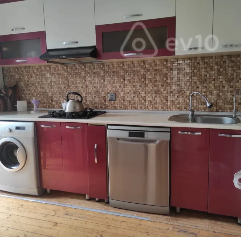 Kirayə verilir 4 otaqlı köhnə tikili 160 m²