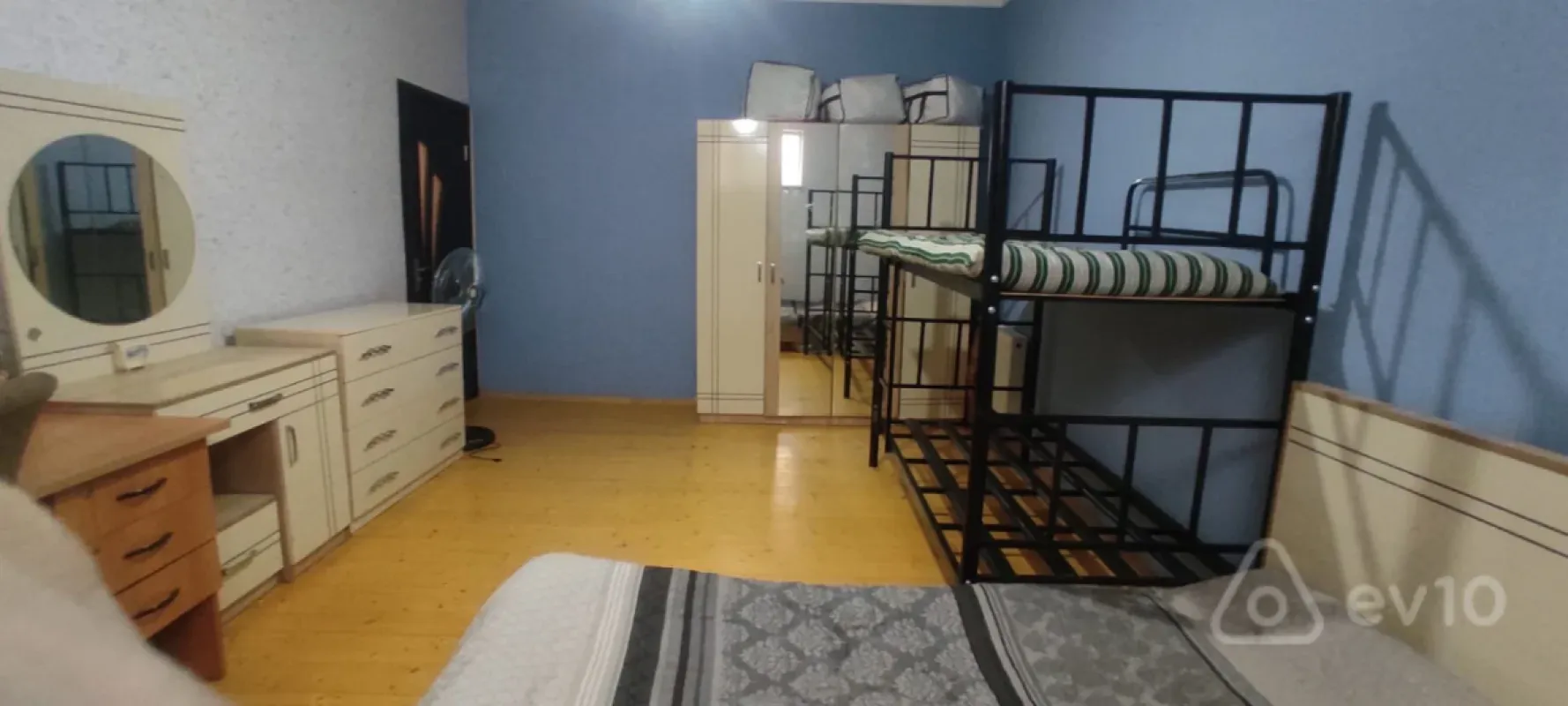 Kirayə verilir 4 otaqlı köhnə tikili 160 m²