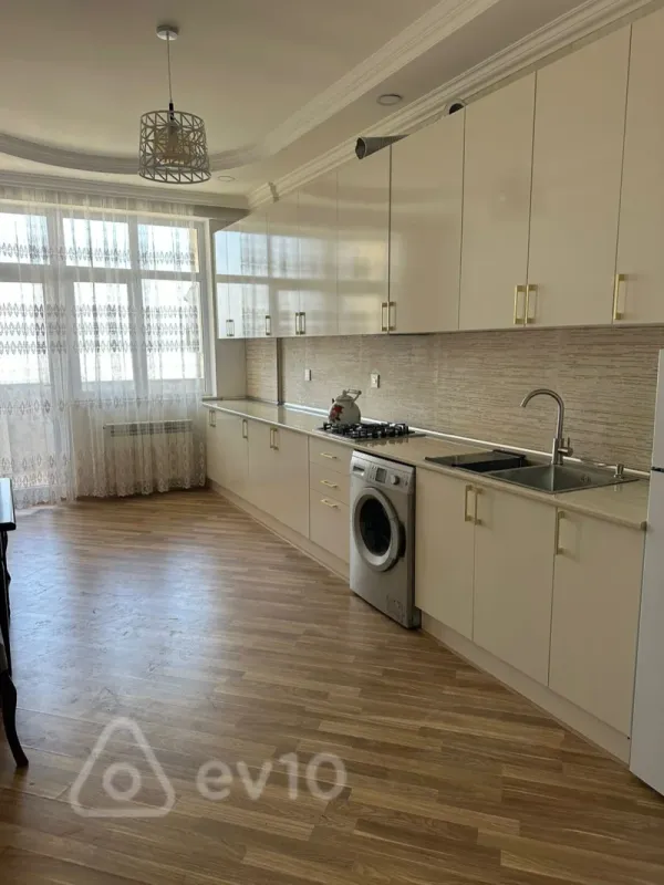 Kirayə verilir 2 otaqlı yeni tikili 120 m²