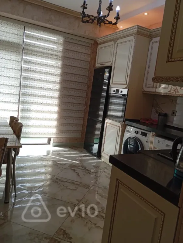 Kirayə verilir 3 otaqlı yeni tikili 200 m²