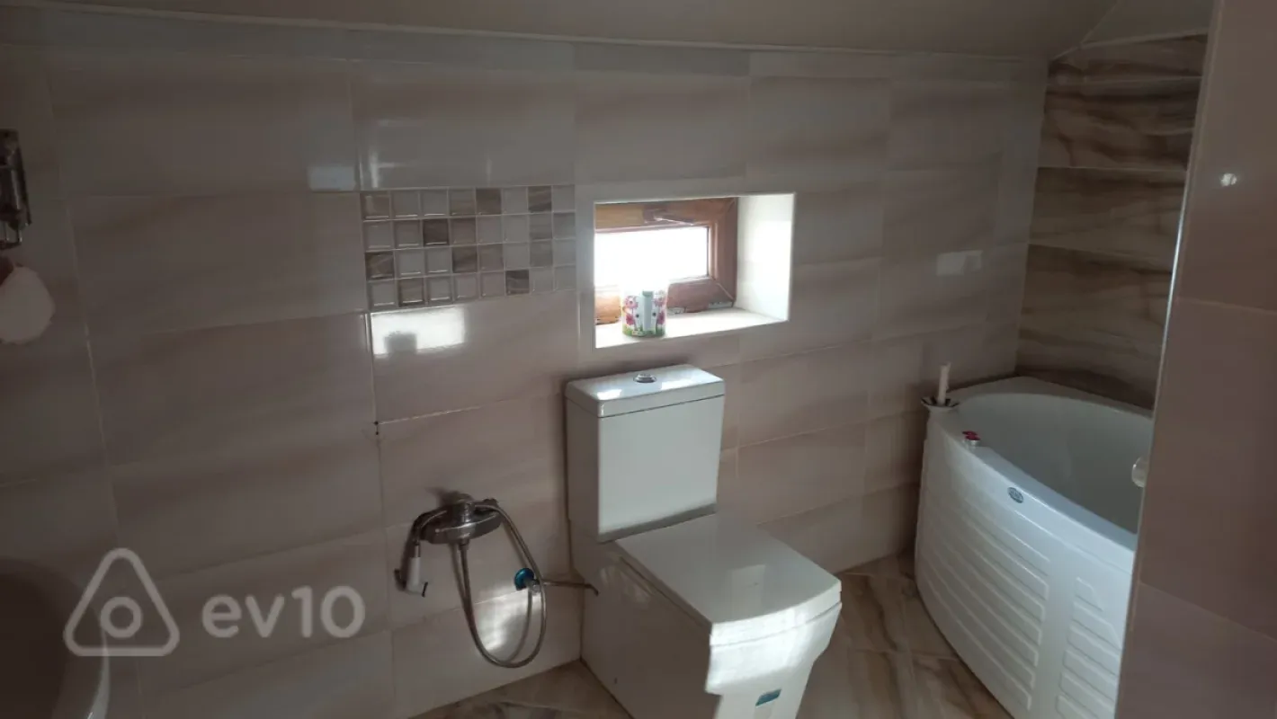 Satılır 7 otaqlı həyət evi 360 m²