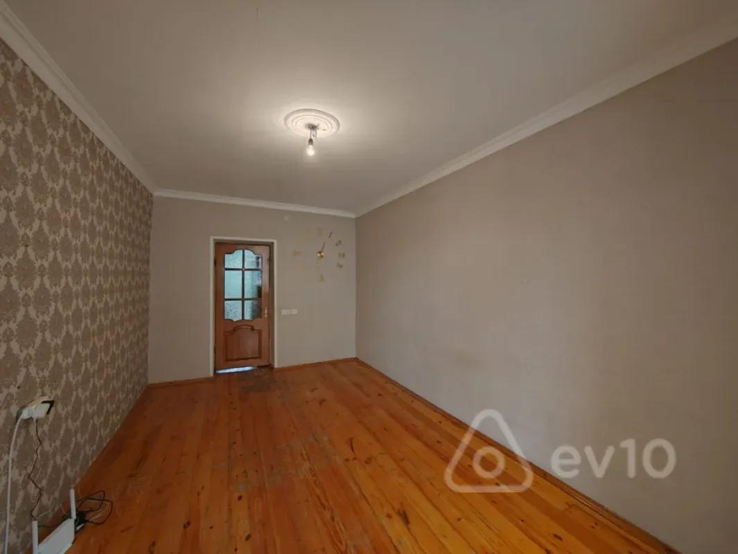 Satılır 2 otaqlı köhnə tikili 55 m²