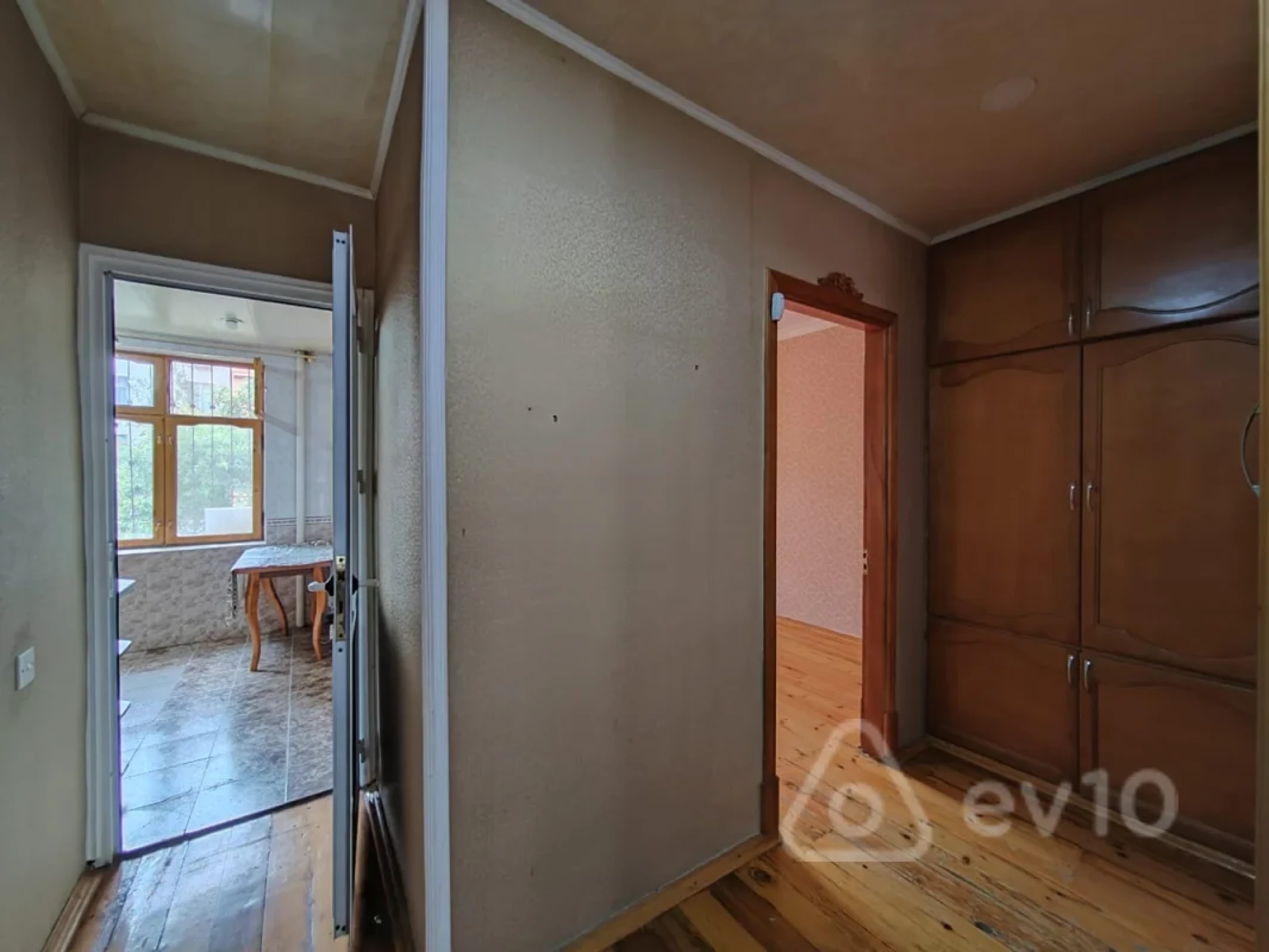 Satılır 2 otaqlı köhnə tikili 55 m²