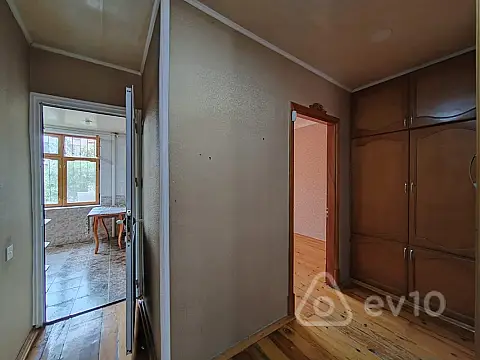 Satılır 2 otaqlı köhnə tikili 55 m²