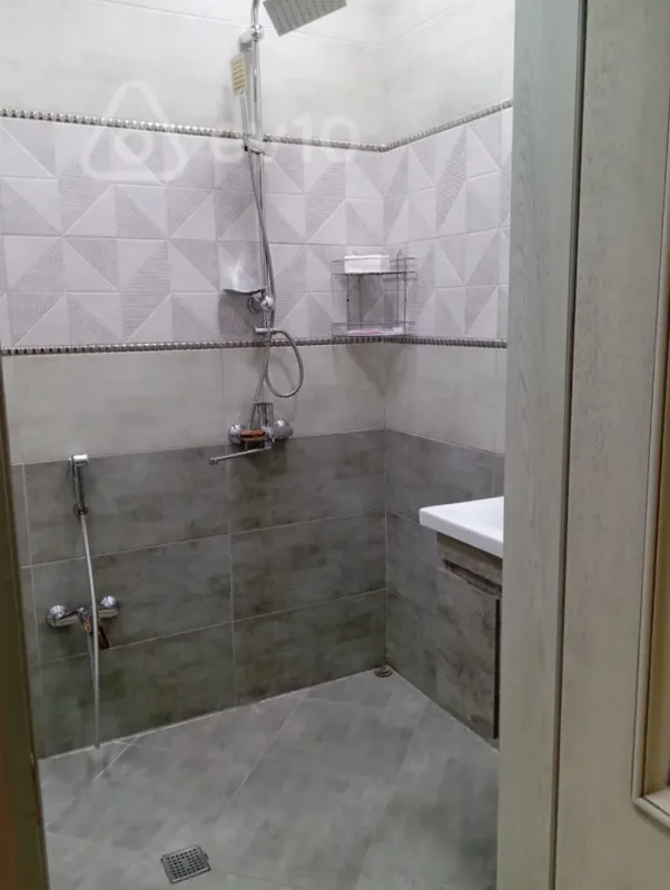 Kirayə verilir 3 otaqlı yeni tikili 200 m²