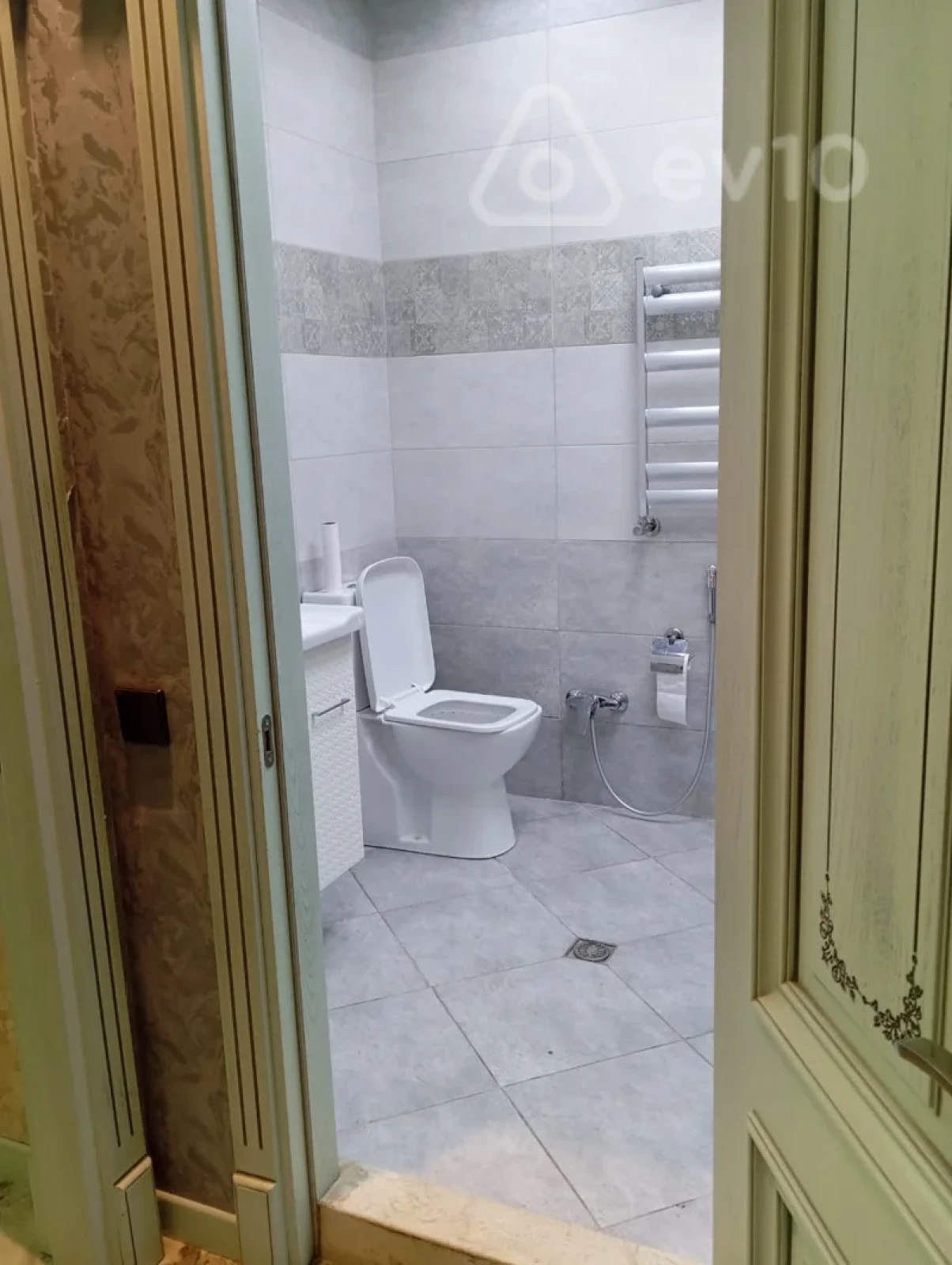 Kirayə verilir 3 otaqlı yeni tikili 200 m²