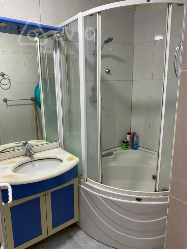 Kirayə verilir 3 otaqlı köhnə tikili 90 m²