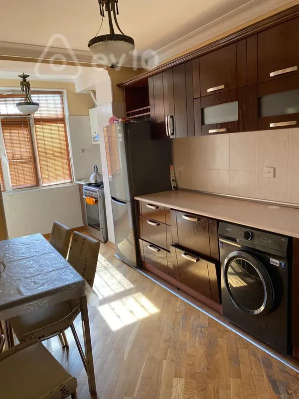 Kirayə verilir 3 otaqlı köhnə tikili 90 m²