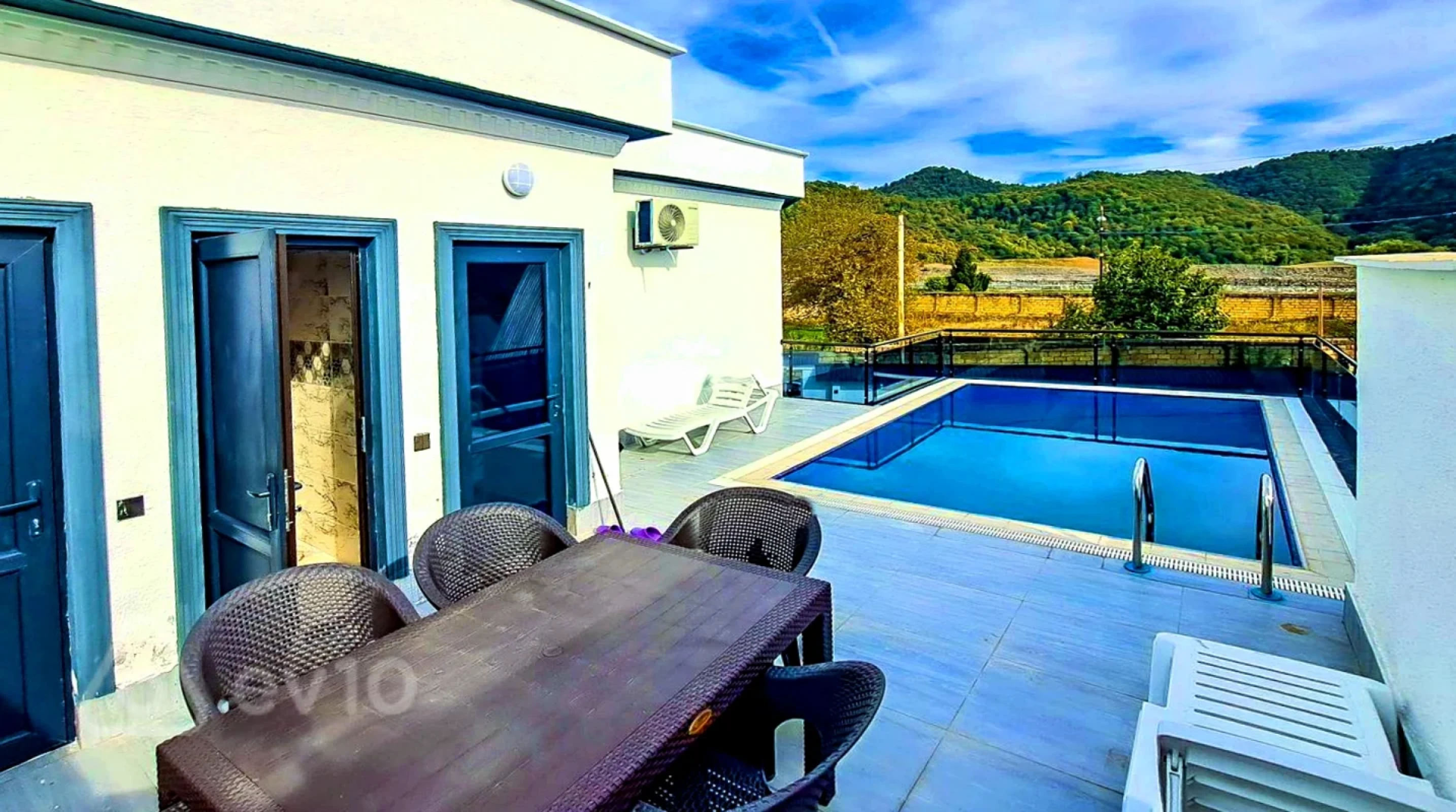 Satılır 5 otaqlı həyət evi 180 m²