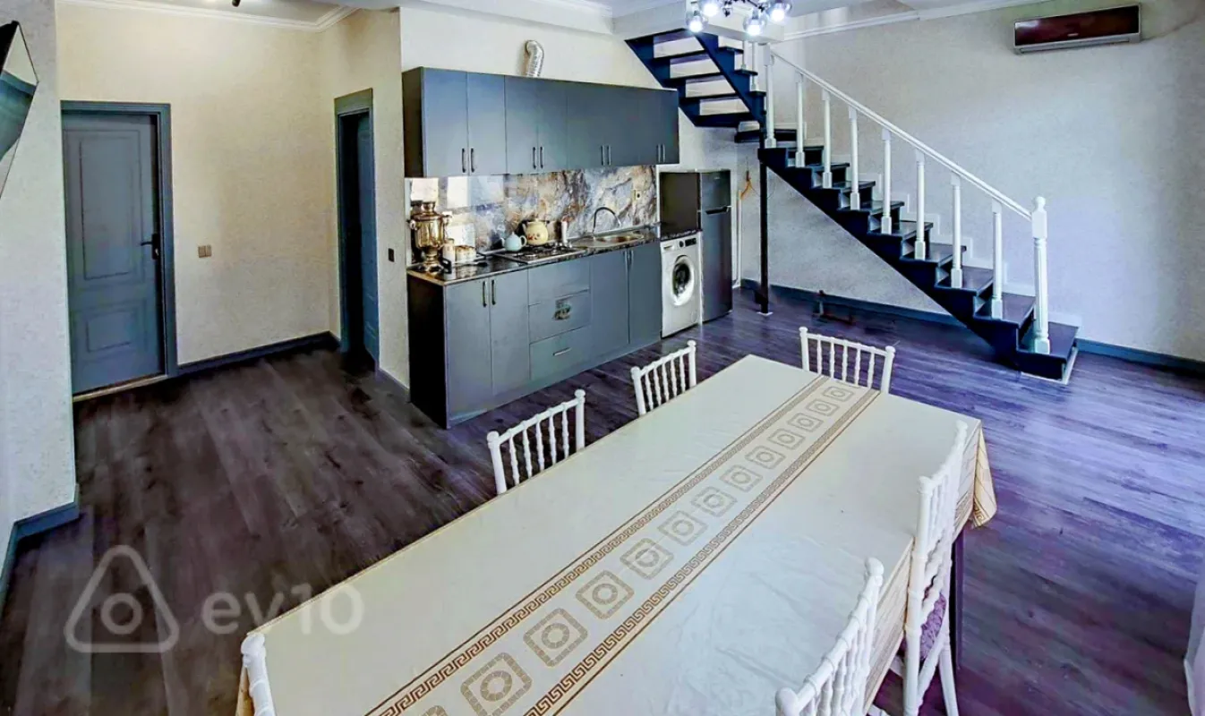 Satılır 5 otaqlı həyət evi 180 m²