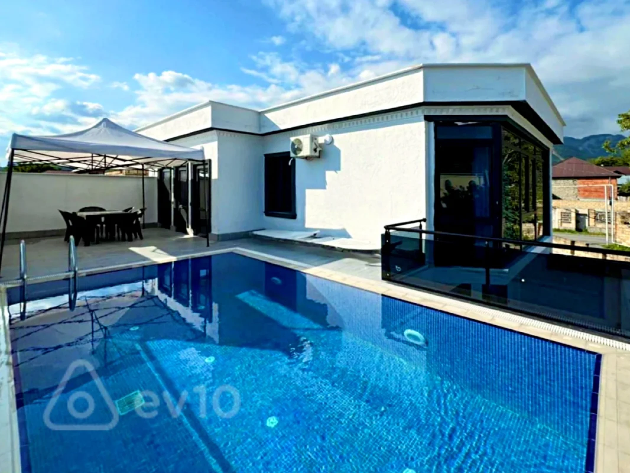 Satılır 5 otaqlı həyət evi 180 m²