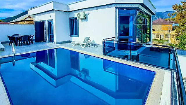 Satılır 5 otaqlı həyət evi 180 m²