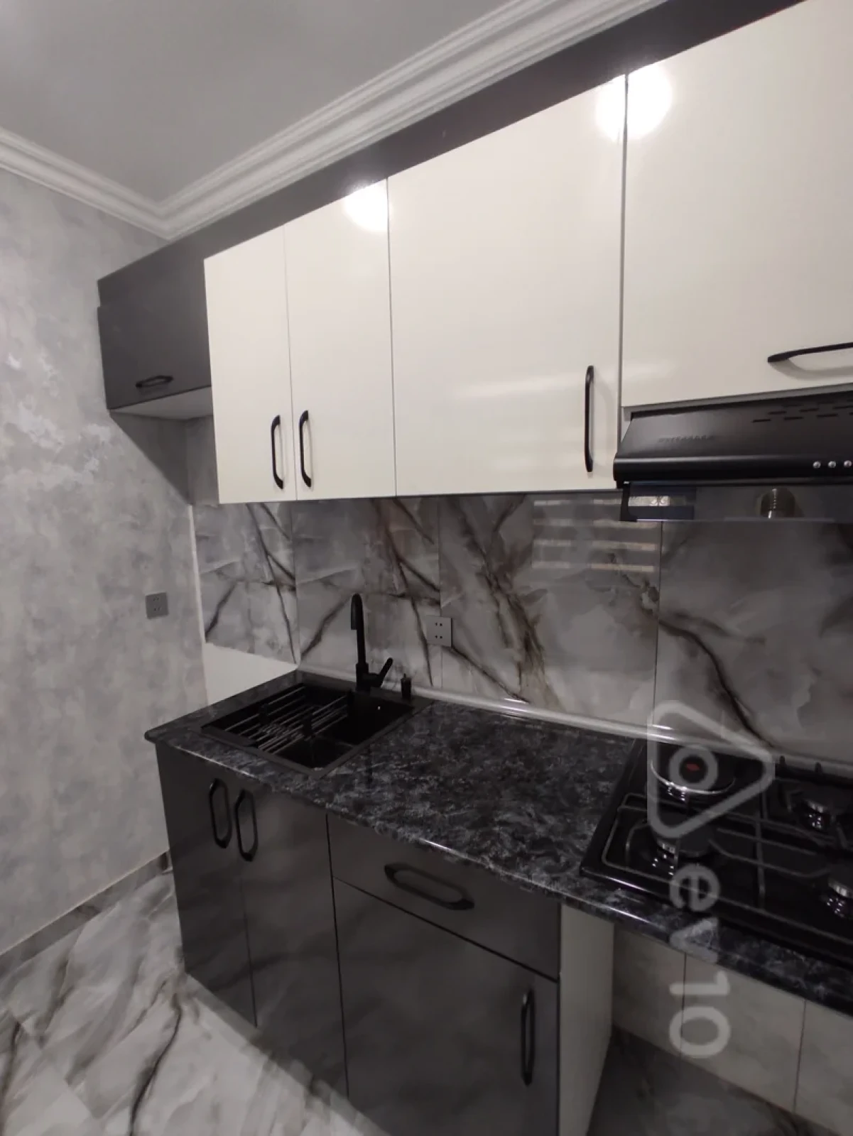 Satılır 3 otaqlı köhnə tikili 75 m²