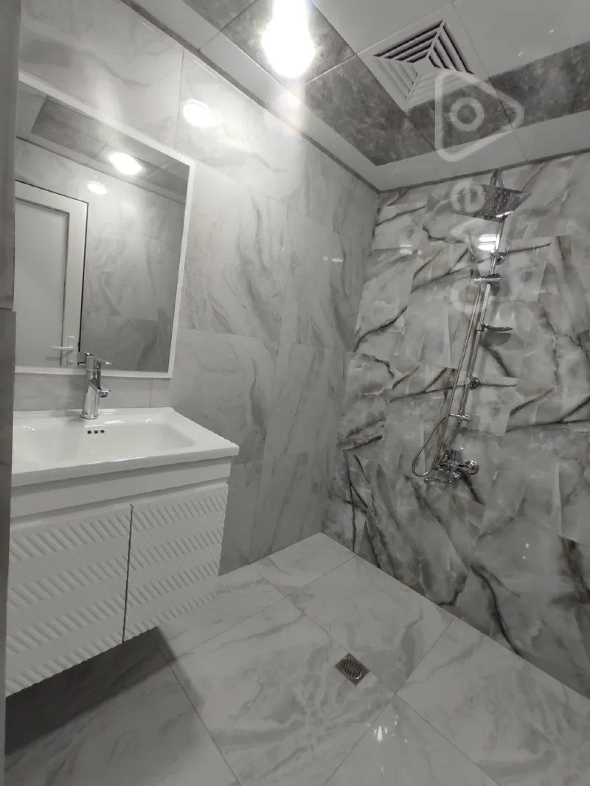 Satılır 3 otaqlı köhnə tikili 75 m²